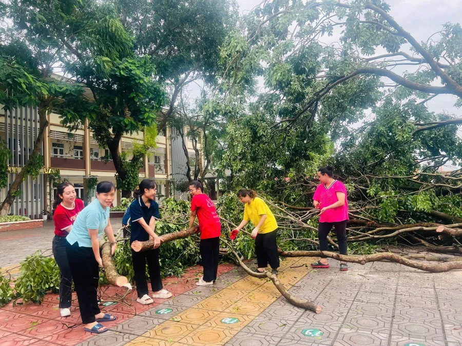 Đón học sinh trở lại sau bão Yagi, các trường học khẩn trương dọn dẹp - Ảnh 6.