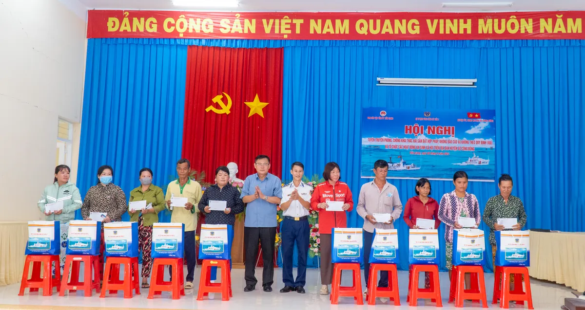 Cảnh sát biển đồng hành với ngư dân tỉnh Tiền Giang - Ảnh 1.