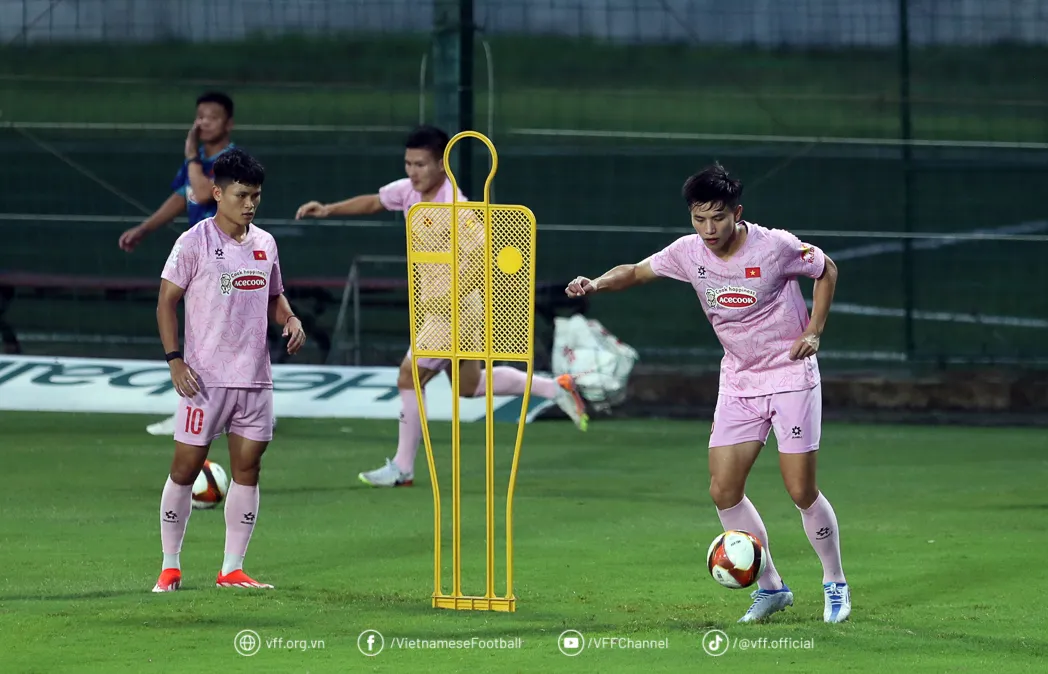 ĐT Việt Nam trở lại s&acirc;n tập sau b&atilde;o Yagi, chuẩn bị so t&agrave;i với Th&aacute;i Lan - Ảnh 4.