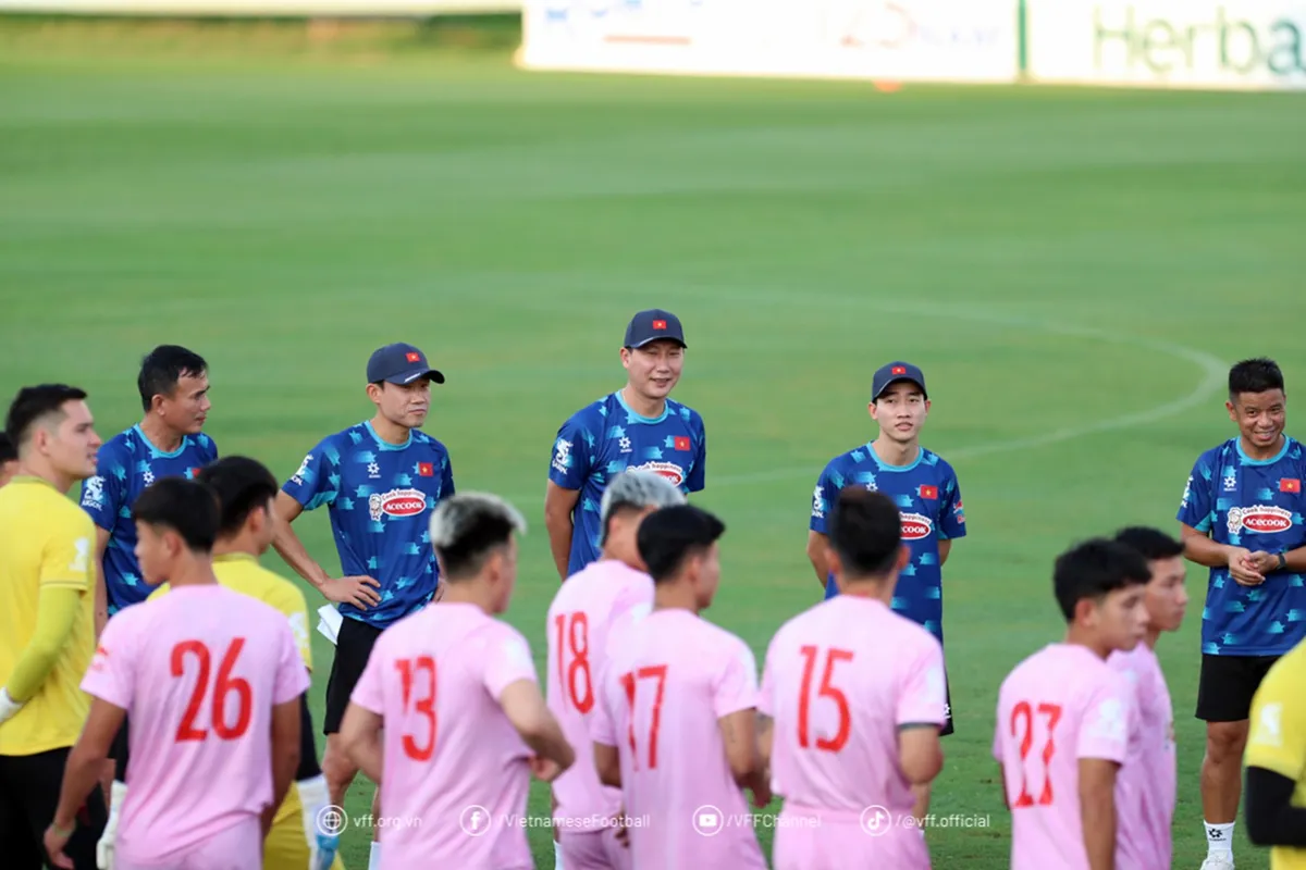 ĐT Việt Nam dưới thời HLV Kim Sang-Sik: R&egrave;n qu&acirc;n trong b&atilde;o Yagi - Ảnh 2.