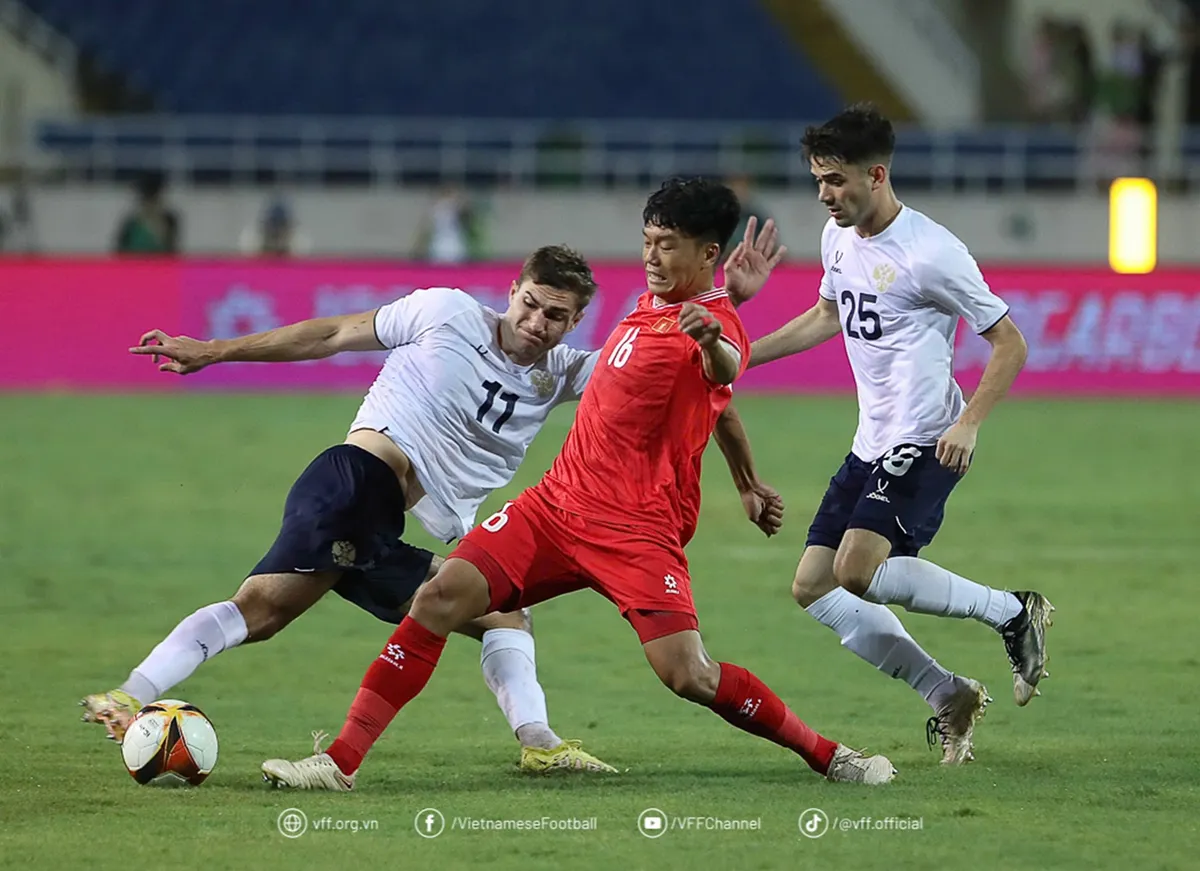 ĐT Việt Nam dưới thời HLV Kim Sang-Sik: R&egrave;n qu&acirc;n trong b&atilde;o Yagi - Ảnh 4.