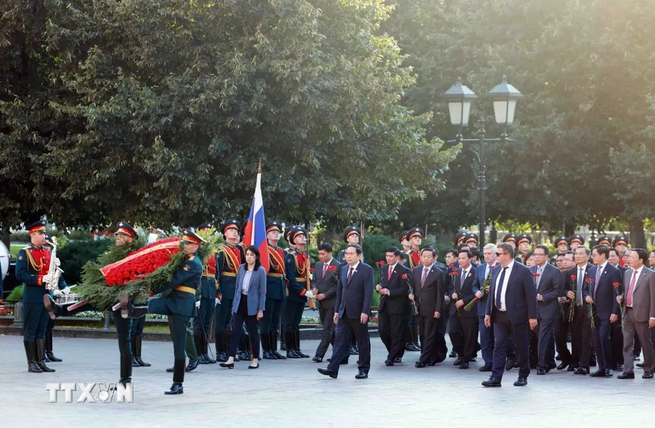 Chủ tịch Quốc hội Trần Thanh Mẫn dâng hoa tưởng nhớ Chủ tịch Hồ Chí Minh ở Nga - Ảnh 5.