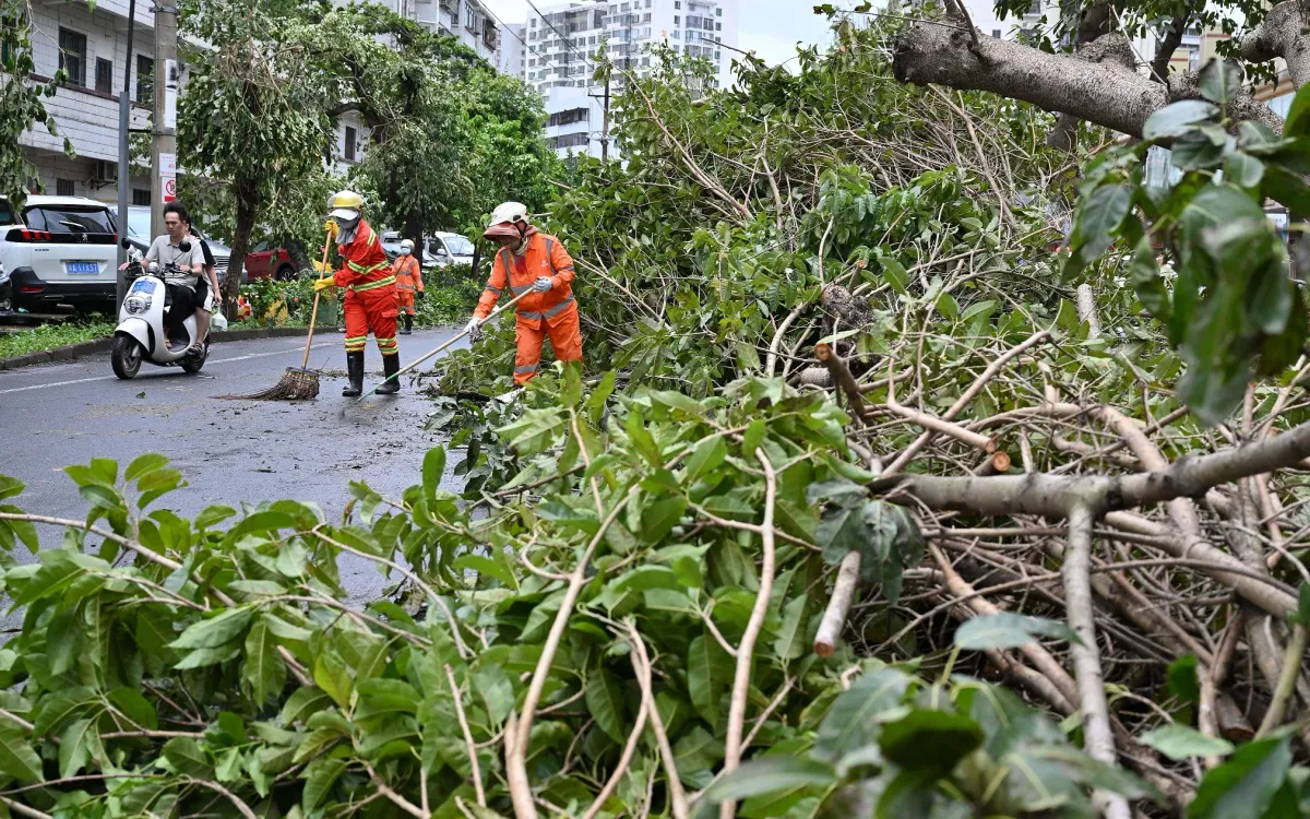 Chạy đua với thời gian khôi phục thông tin liên lạc ở Hải Nam, Trung Quốc sau siêu bão Yagi - Ảnh 1.