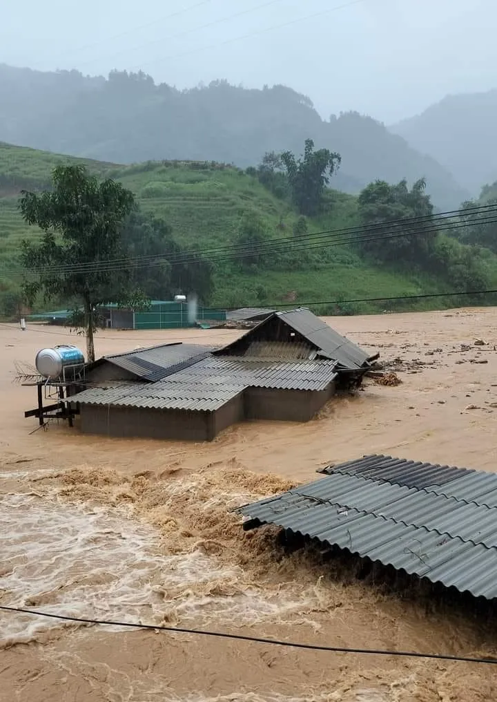 Yên Bái: Lũ lớn gây ngập lụt, 1 cháu bé tử vong do sập nhà gỗ - Ảnh 1.