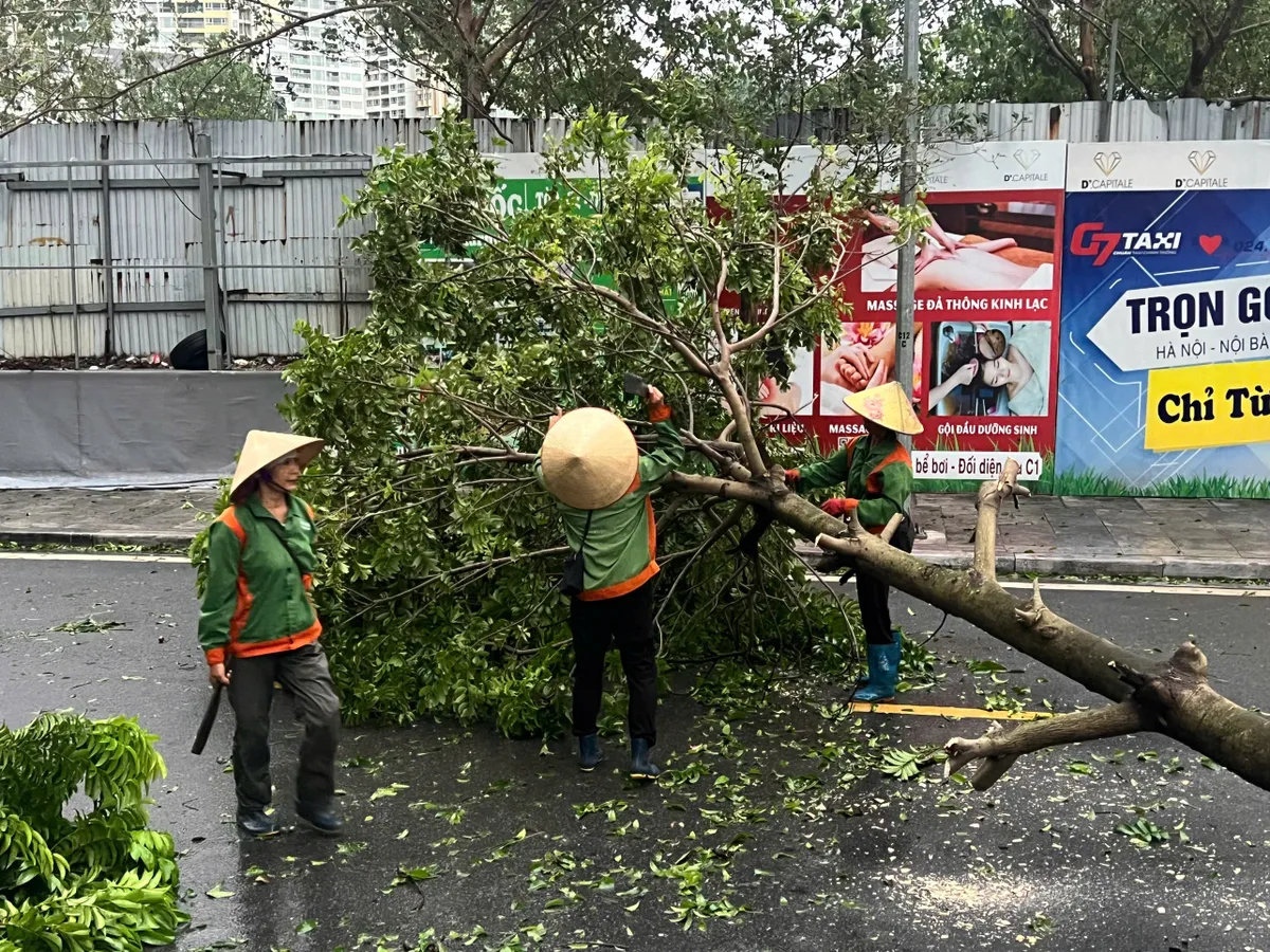 Đường phố Hà Nội tan hoang sau bão số 3 - Ảnh 18.