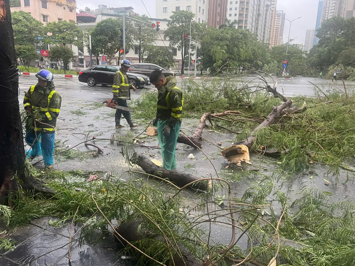 Đường phố Hà Nội tan hoang sau bão số 3 - Ảnh 17.