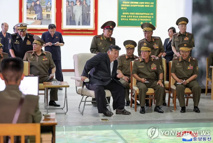 Lãnh đạo Triều Tiên Kim Jong-un thị sát các cơ sở quân sự - Ảnh 1.