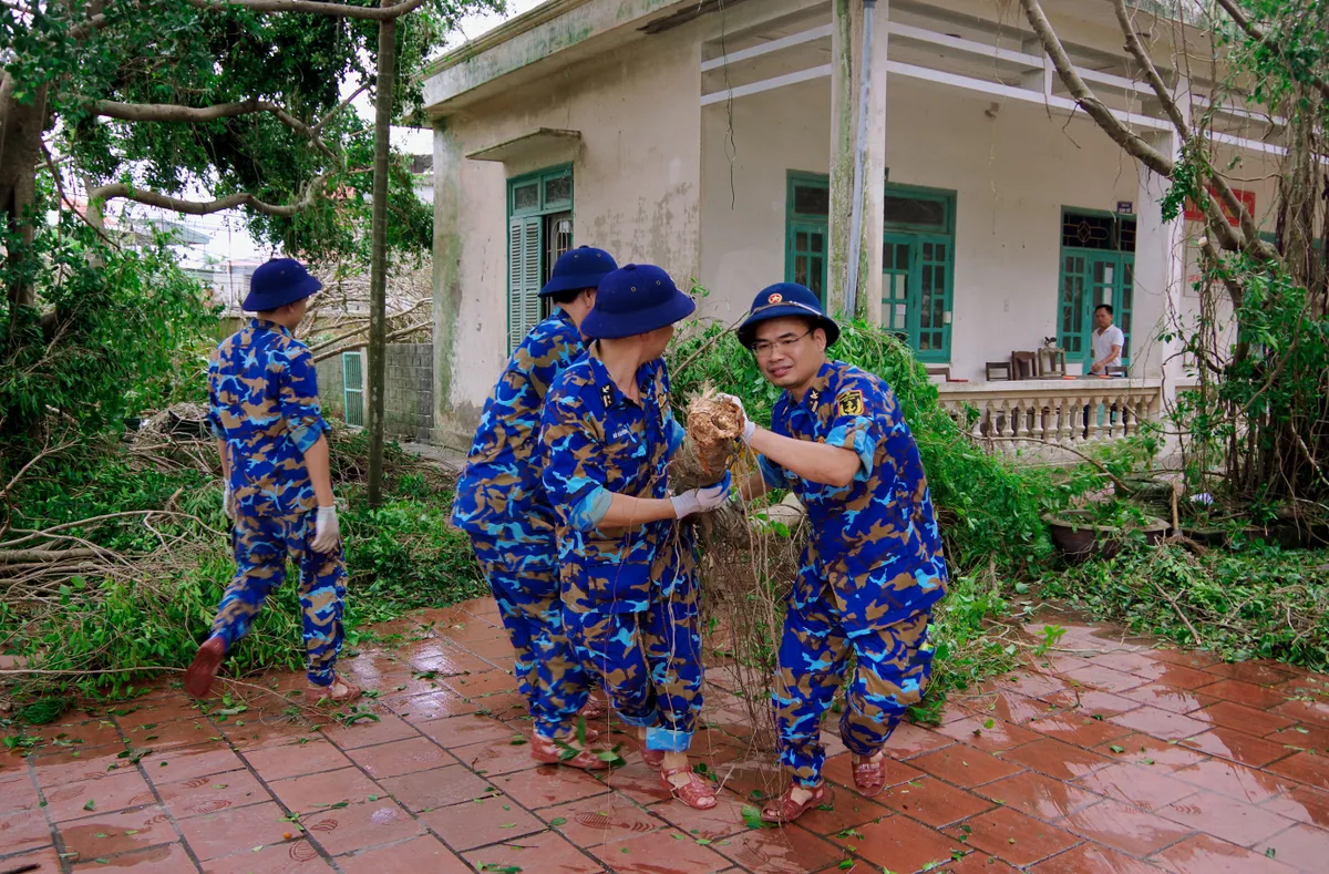 Cán bộ, chiến sĩ hải quân sát cánh cùng nhân dân vùng bão đi qua - Ảnh 2.