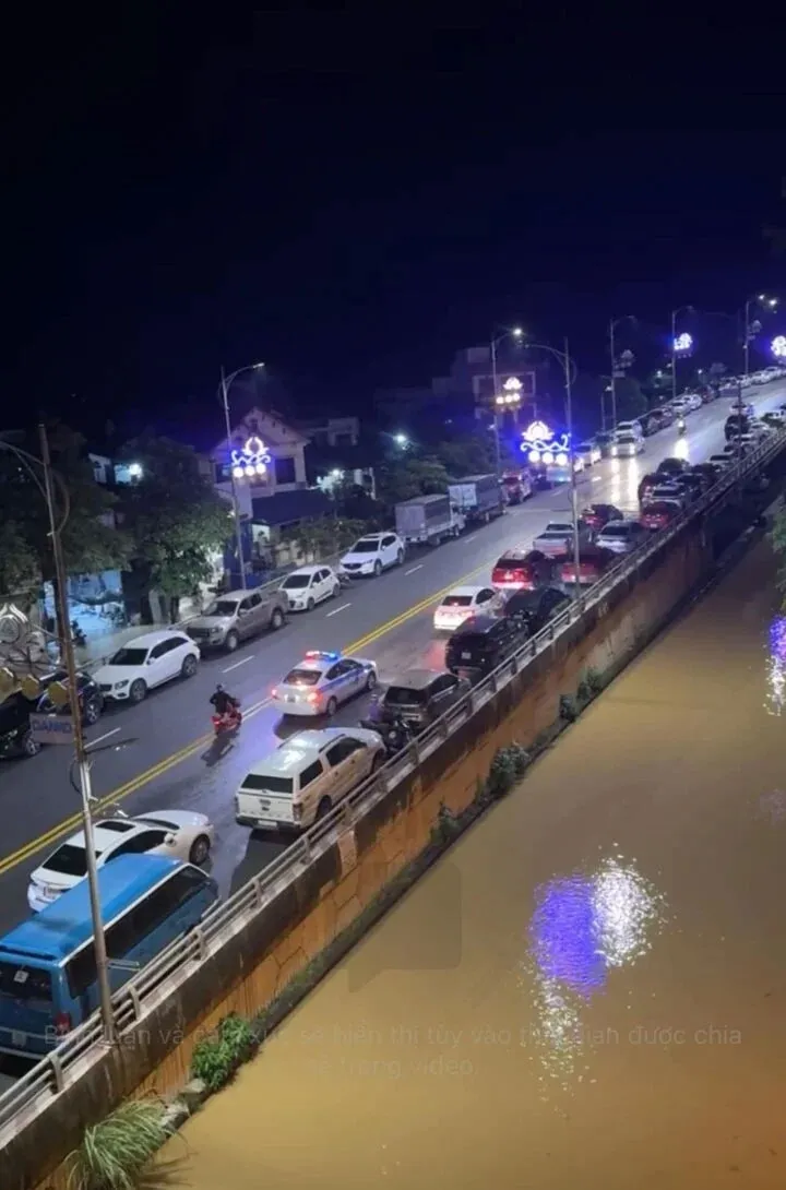 Nước sông Cầu dâng cao kỷ lục, dân Thái Nguyên thâu đêm chạy lụt - Ảnh 3.