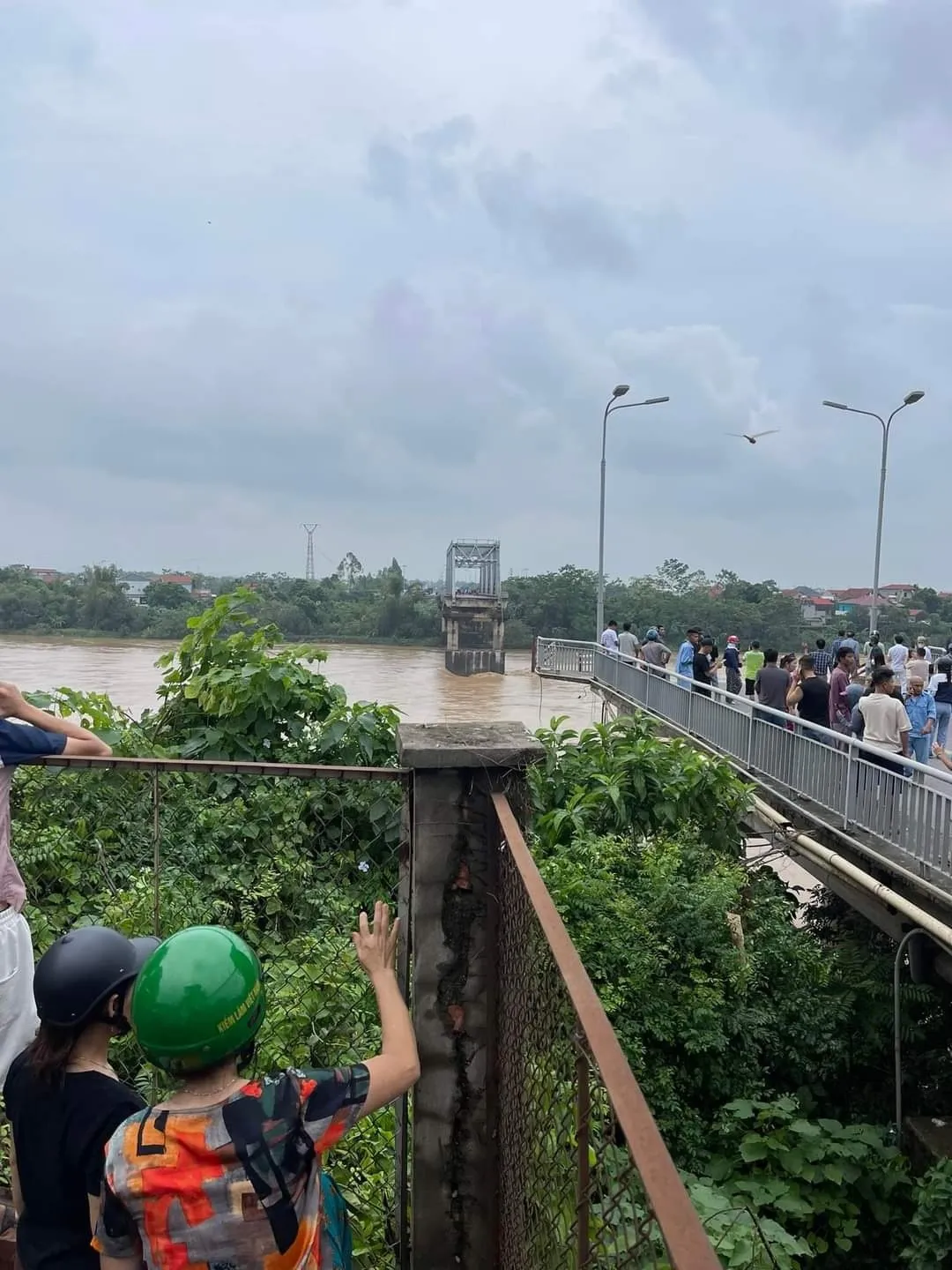 Sập cầu Phong Châu (Phú Thọ), nhiều phương tiện rơi xuống sông - Ảnh 6.