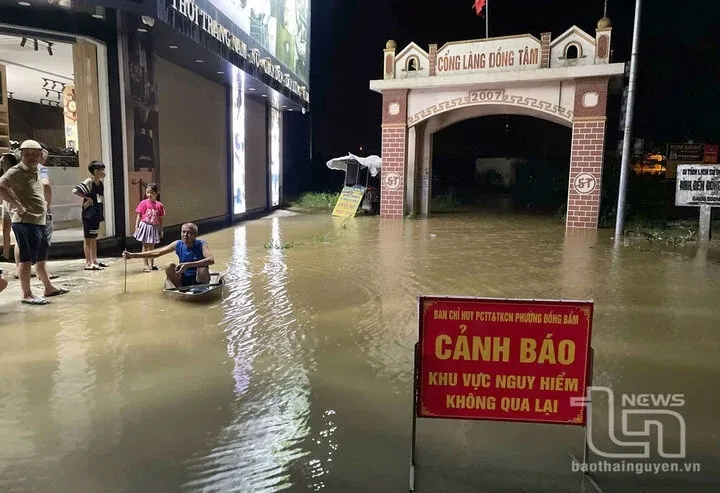 Nước sông Cầu dâng cao kỷ lục, dân Thái Nguyên thâu đêm chạy lụt - Ảnh 4.