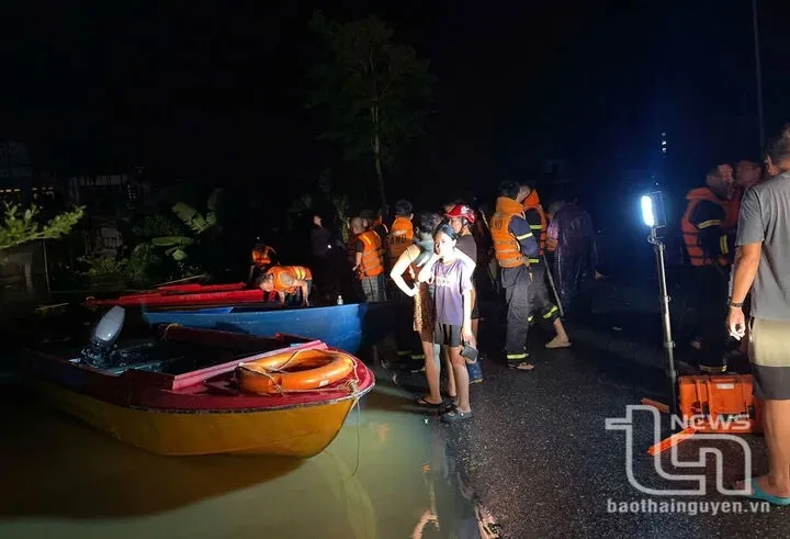 Nước sông Cầu dâng cao kỷ lục, dân Thái Nguyên thâu đêm chạy lụt - Ảnh 5.