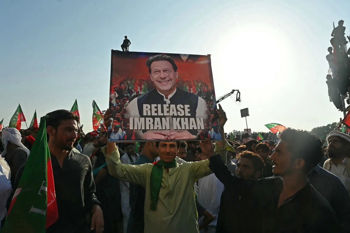Hàng nghìn người biểu tình ở Pakistan yêu cầu trả tự do cho cựu Thủ tướng Imran Khan - Ảnh 1. Hàng nghìn người biểu tình ở Pakistan yêu cầu trả tự do cho cựu Thủ tướng Imran Khan - Ảnh 1.