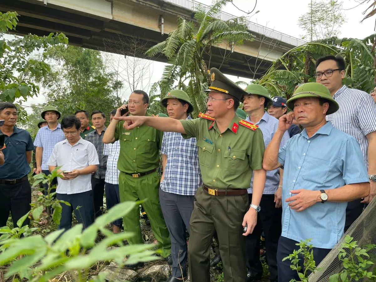 Sập cầu Phong Châu (Phú Thọ), nhiều phương tiện rơi xuống sông - Ảnh 9.