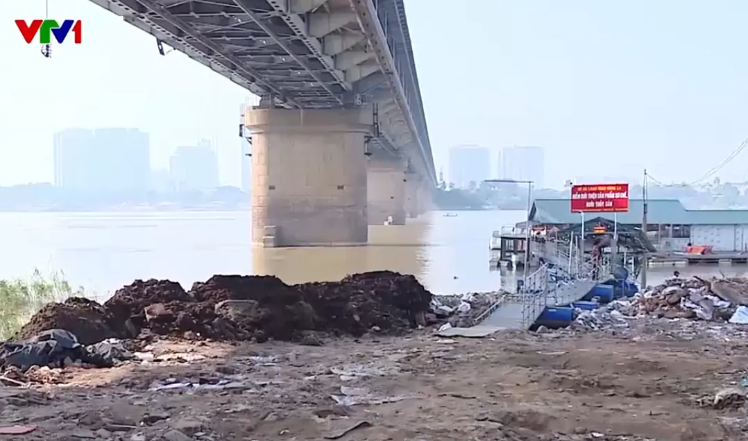 Đổ đất cả ngày lẫn đêm lấn chiếm bãi bồi ven sông Hồng - Ảnh 1.