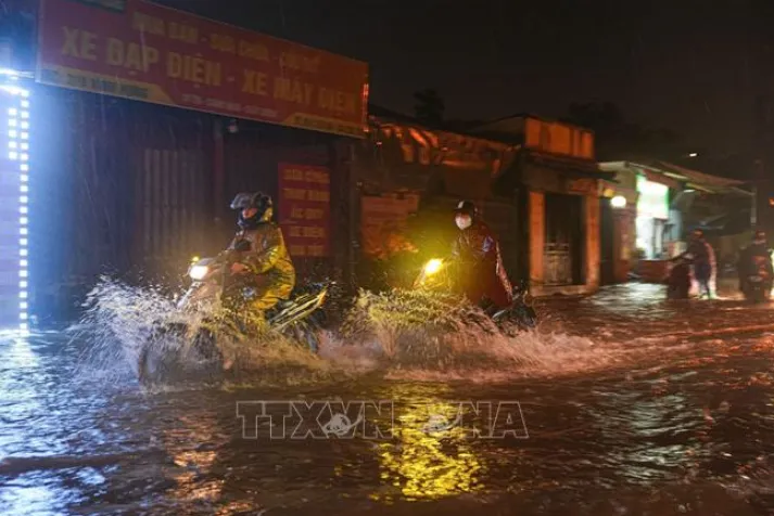 Cơn mưa lớn cuối ngày khiến một số tuyến phố Hà Nội ngập sâu - Ảnh 2.