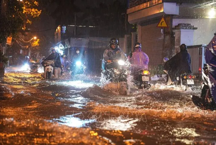 Cơn mưa lớn cuối ngày khiến một số tuyến phố Hà Nội ngập sâu - Ảnh 1.