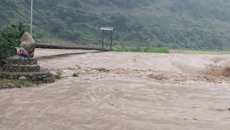 Mưa lũ tại Sơn La làm 1 người tử vong, hàng trăm ngôi nhà bị ngập, tốc mái - Ảnh 1.