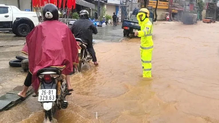 Mưa lũ tại Sơn La làm 1 người tử vong, hàng trăm ngôi nhà bị ngập, tốc mái - Ảnh 3.