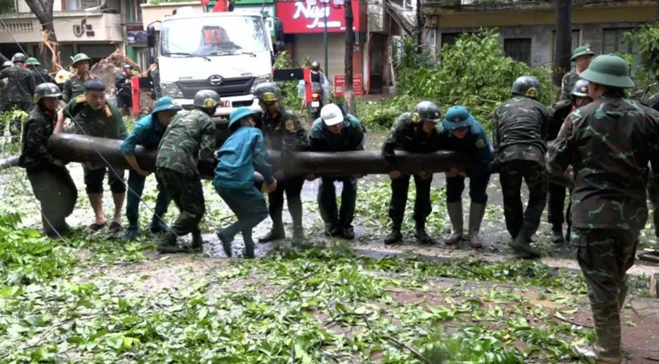 Hơn 10.000 cán bộ, chiến sĩ quân đội giúp nhân dân Thủ đô khắc phục hậu quả bão số 3 - Ảnh 1.