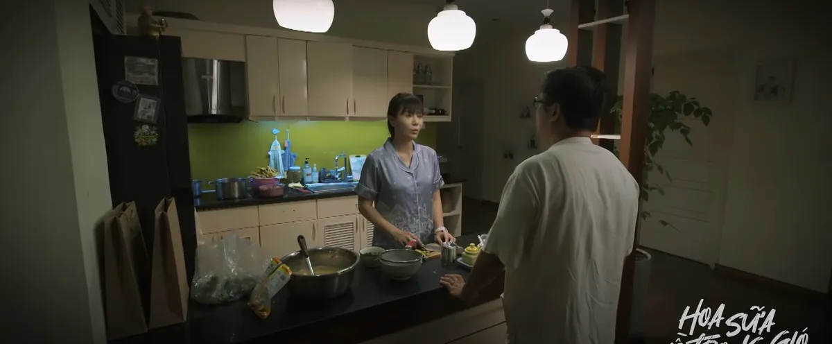 Hoa sữa về trong gió - Tập 9: Hiếu cau có vì phải bôi trơn xin việc cho con gái - Ảnh 1.