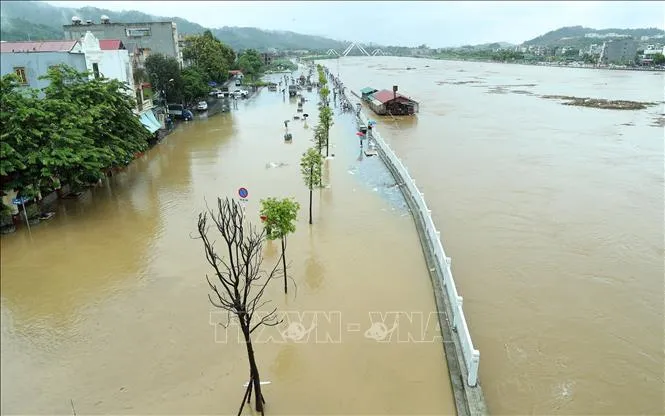 Nước Sông Hồng tiếp tục dâng cao, nhiều khu dân cư tại Lào Cai chìm trong nước lũ - Ảnh 1.