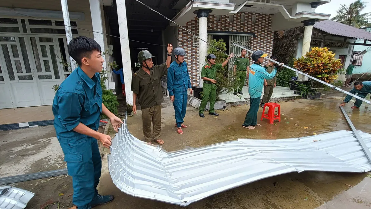 Kiên Giang: Cán bộ, chiến sĩ giúp dân khắc phục hậu quả sau thiên tai - Ảnh 1.