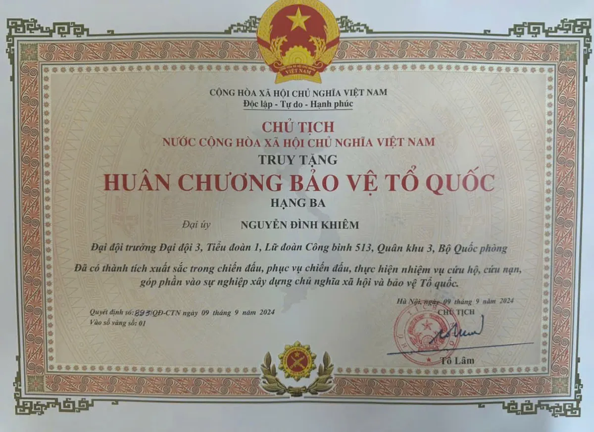 Truy tặng Huân chương Bảo vệ Tổ quốc hạng Ba cho Đại úy Nguyễn Đình Khiêm - Ảnh 2.