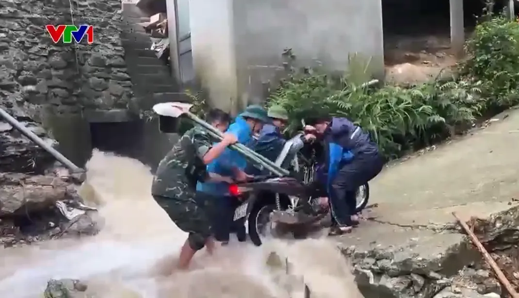 Hàng trăm cán bộ, chiến sĩ lượng vũ trang giúp dân Hà Giang khắc phục hậu quả mưa lũ - Ảnh 1.