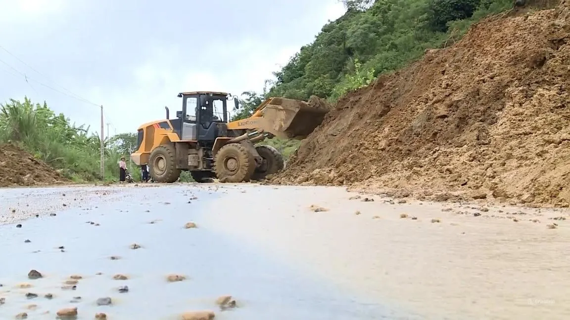 Thanh Hóa: Nỗ lực đảm bảo giao thông thông suốt tại các huyện miền núi - Ảnh 1.