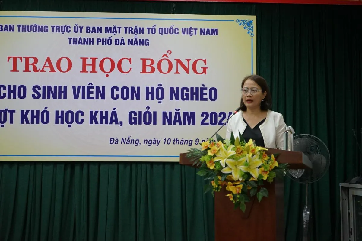 Đà Nẵng: Trao học bỗng cho học sinh nghèo vượt khó - Ảnh 1.