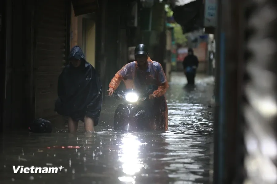 Hà Nội ùn tắc kéo dài, nước ngập sâu một số tuyến phố sau trận mưa lớn đêm 9/9 - Ảnh 1.