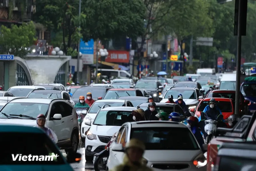 Hà Nội ùn tắc kéo dài, nước ngập sâu một số tuyến phố sau trận mưa lớn đêm 9/9 - Ảnh 6.