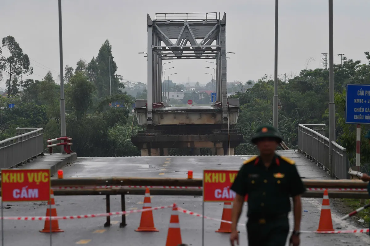 Phú Thọ: Chuẩn bị tiến hành lắp đặt cầu phao tại cầu Phong Châu - Ảnh 2.