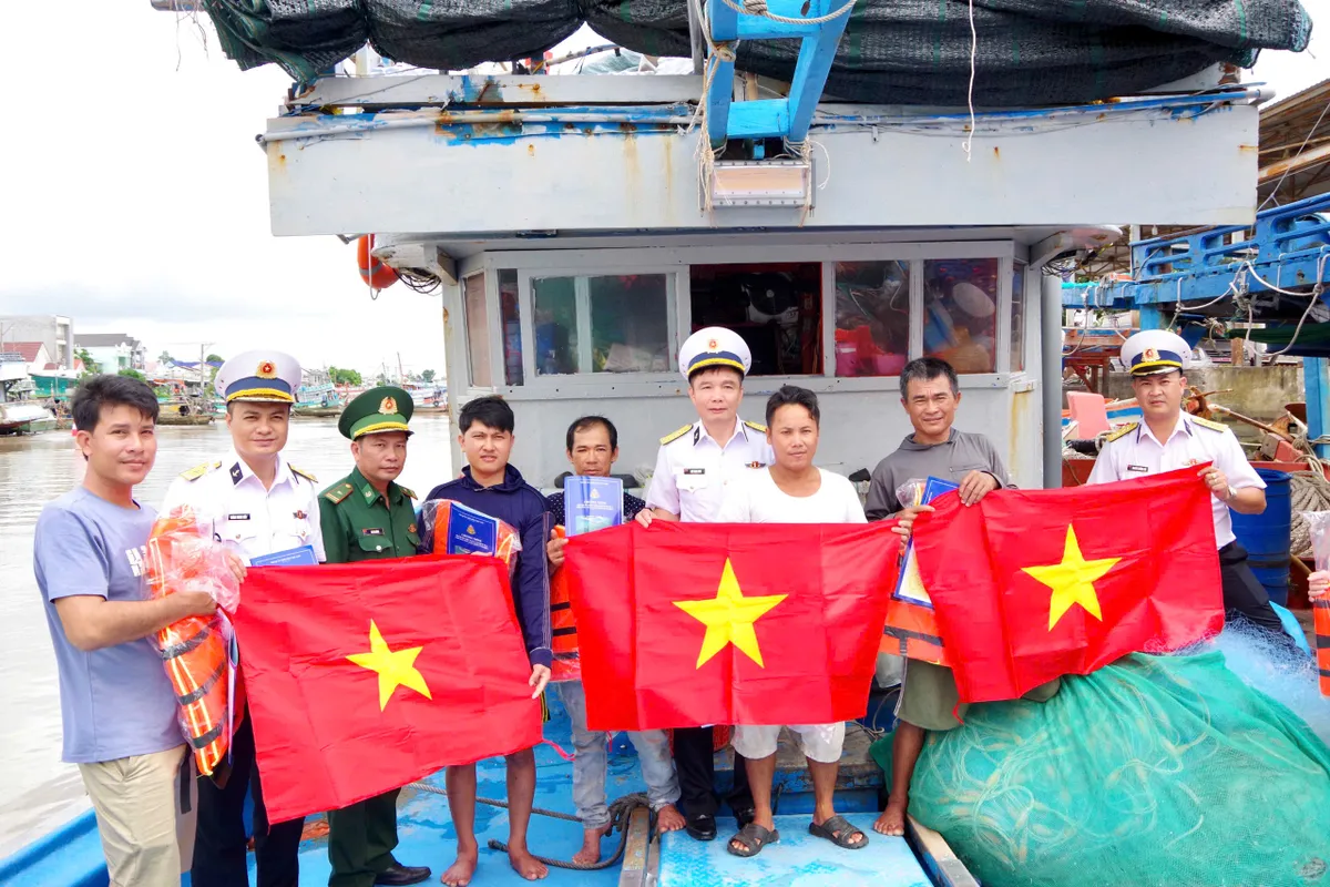 “Hải quân Việt Nam làm điểm tựa cho ngư dân vươn khơi, bám biển” - Ảnh 4.