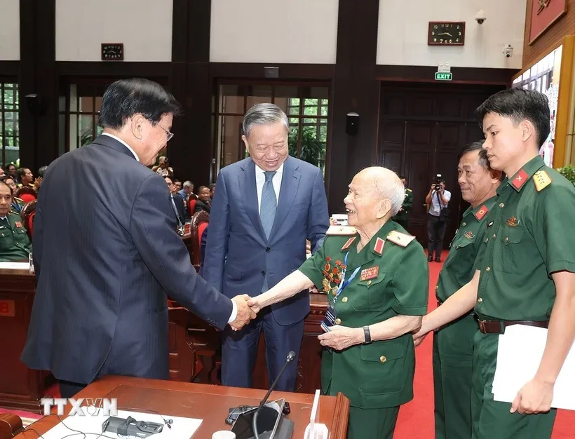 Tổng Bí thư, Chủ tịch nước Lào gặp gỡ cựu quân tình nguyện, chuyên gia, lưu học sinh Việt Nam tại Lào - Ảnh 1.