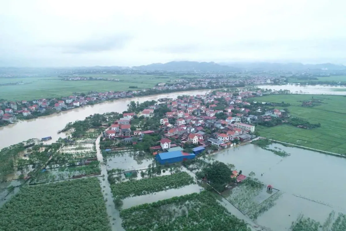 Lũ tràn qua đê bối, Bắc Giang sơ tán 500 hộ dân trong đêm - Ảnh 1.