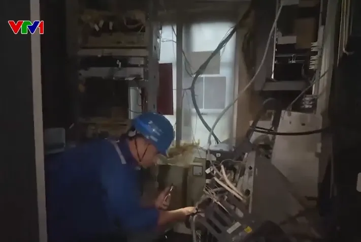 Nỗ lực kh&ocirc;i phục điện, th&ocirc;ng tin li&ecirc;n lạc sau mưa lũ - Ảnh 1.