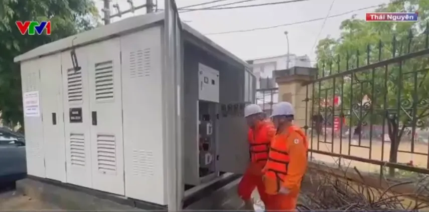 Nỗ lực kh&ocirc;i phục điện, th&ocirc;ng tin li&ecirc;n lạc sau mưa lũ - Ảnh 2.