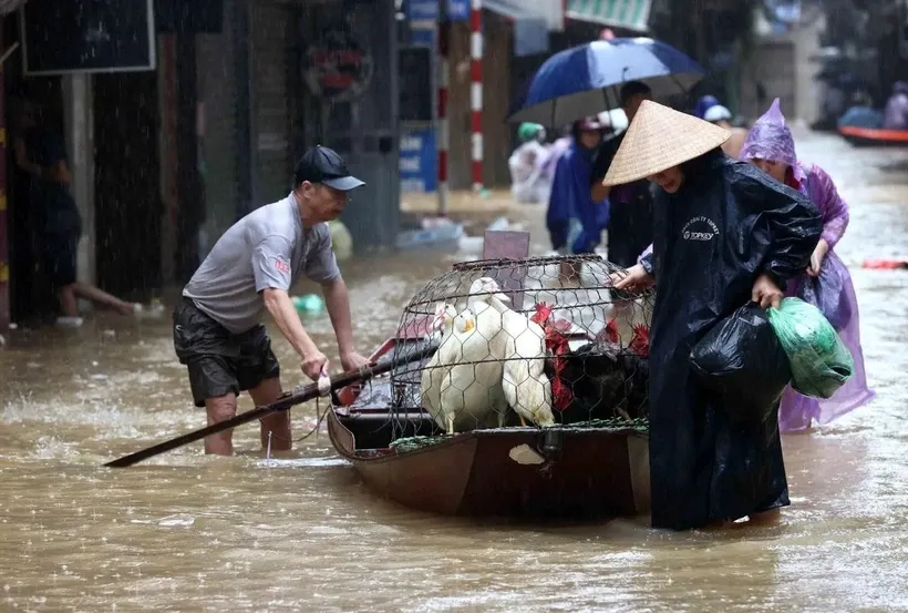 Nhiều tuyến đường Hà Nội tiếp tục ngập sâu do mưa lớn - Ảnh 1.