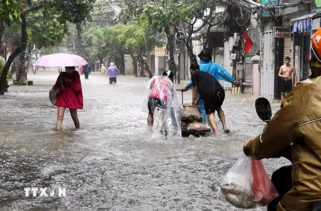 Nhiều trường học ở Hà Nội và một số tỉnh tạm dừng học trực tiếp do mưa lũ - Ảnh 1.