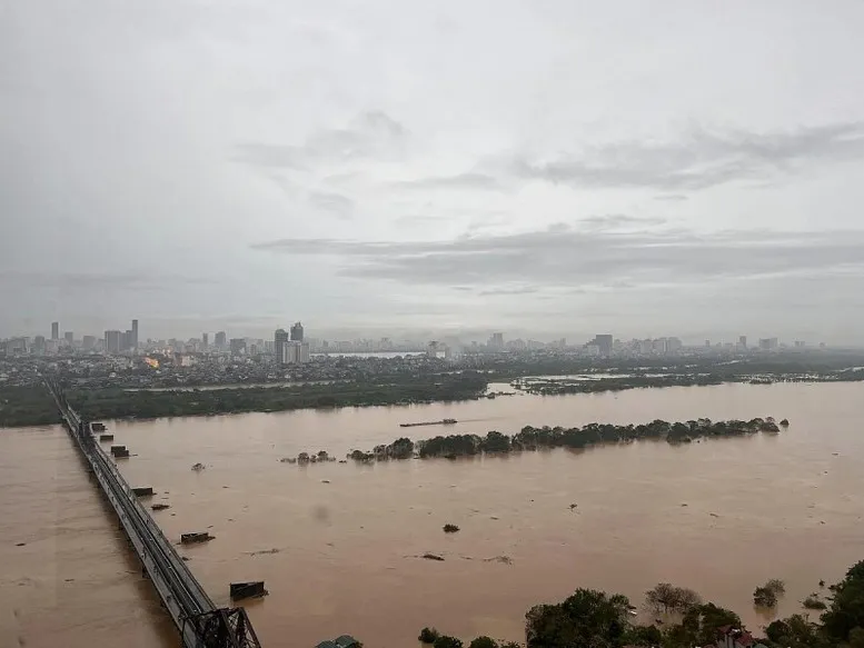 Thủ tướng chỉ đạo tập trung ứng phó lũ lớn, đảm bảo an toàn đê điều - Ảnh 1.