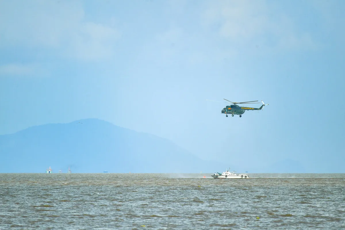 Trung đoàn Không quân 917 thực hành bay huấn luyện treo cấp cứu trên biển - Ảnh 1.