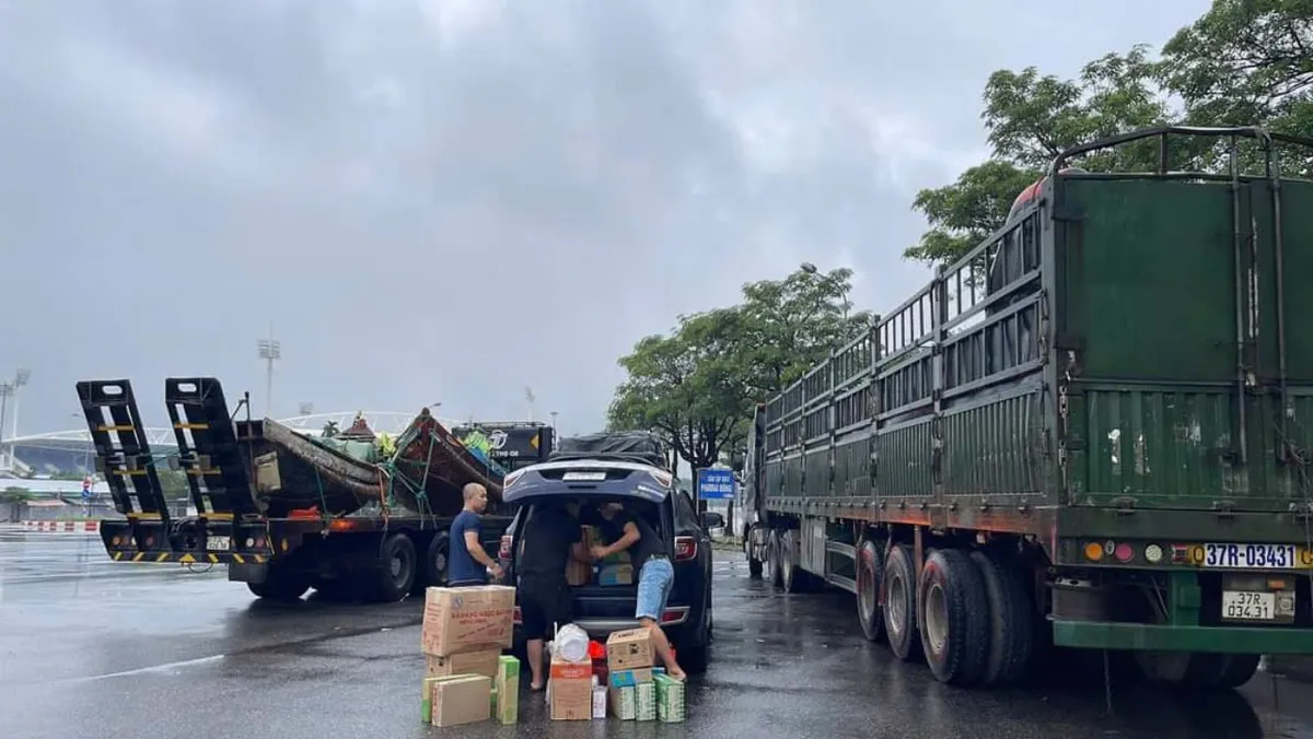 Bà con Quảng Bình ngày đêm làm đồ ăn gửi đồng bào phía Bắc - Ảnh 8.