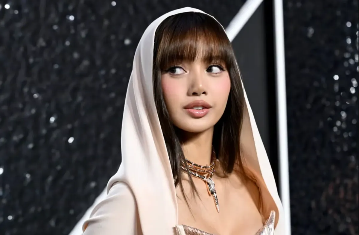 Lisa (BLACKPINK) đẹp tựa nữ thần tại thảm đỏ VMAs 2024 - Ảnh 2.