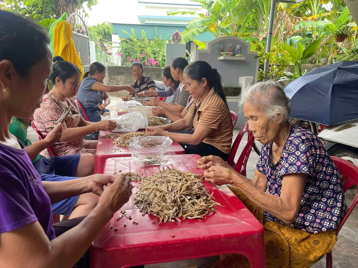 Bà con Quảng Bình ngày đêm làm đồ ăn gửi đồng bào phía Bắc - Ảnh 10.