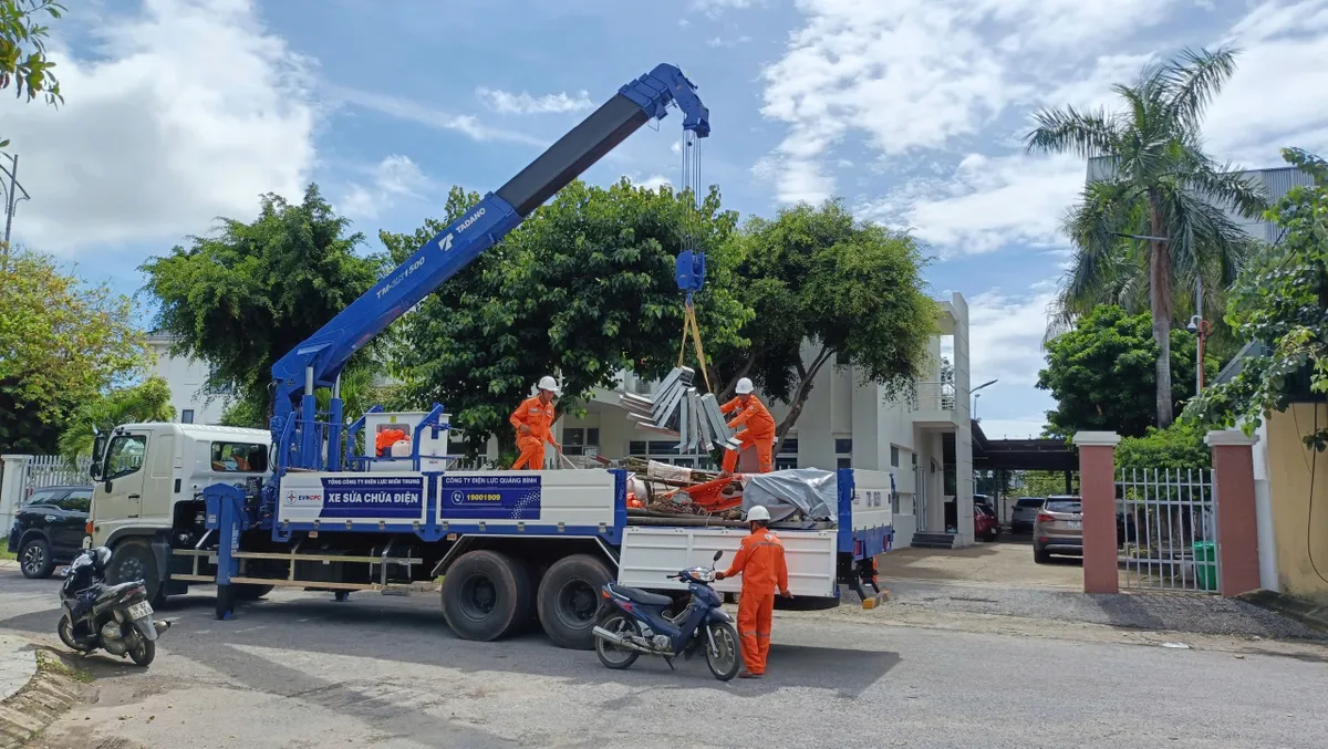 Hàng trăm kỹ sư, công nhân Điện lực miền Trung lên đường ra Bắc khắc phục sự cố lưới điện - Ảnh 4.