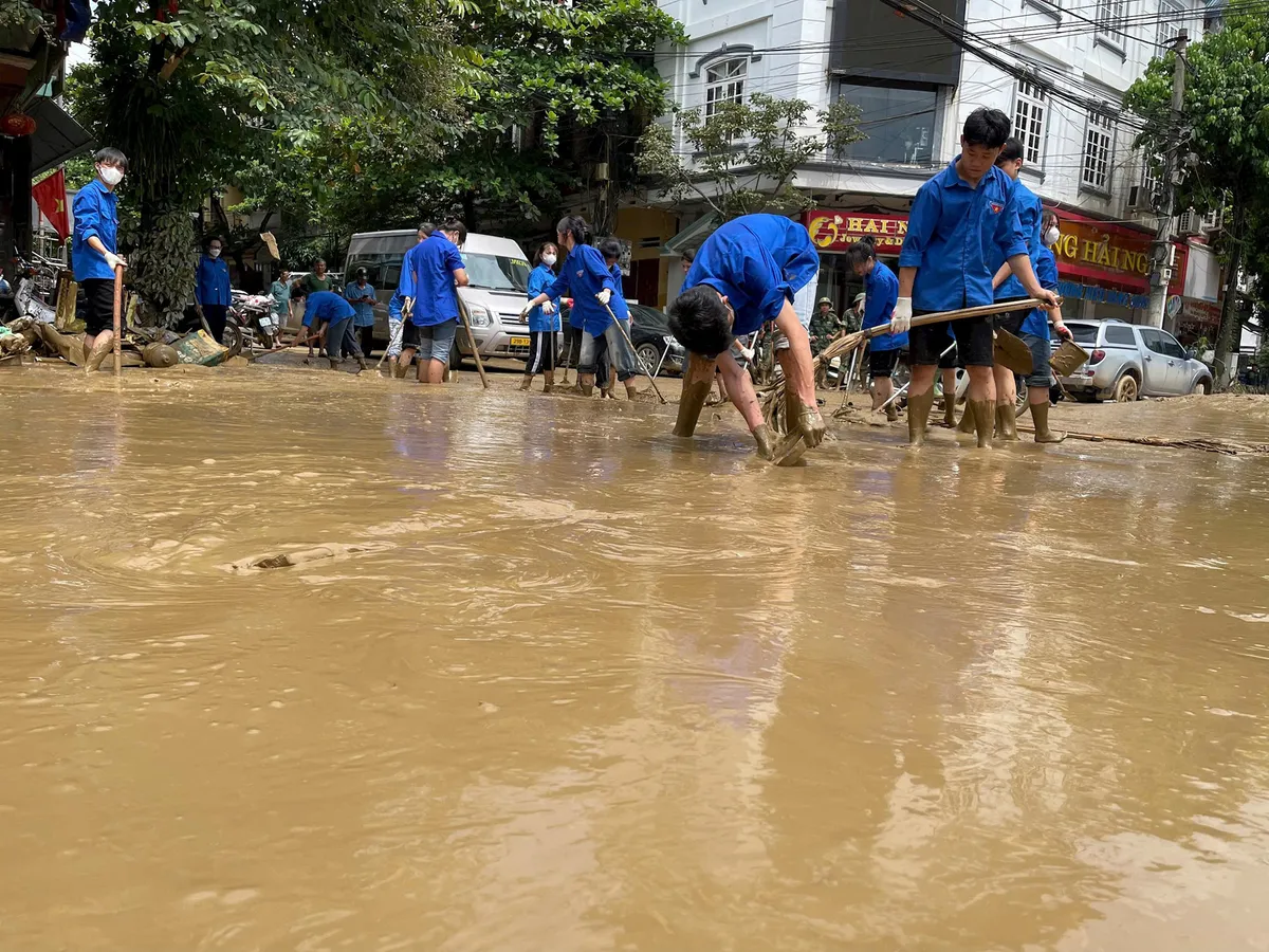 Người dân TP Yên Bái vật lộn với bùn đất sau khi nước rút - Ảnh 14.