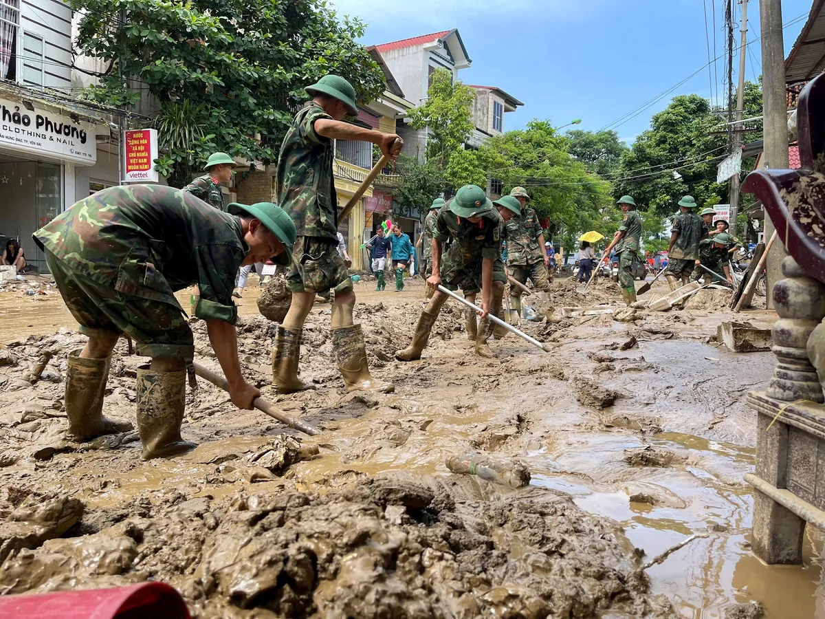 Người dân TP Yên Bái vật lộn với bùn đất sau khi nước rút - Ảnh 3.