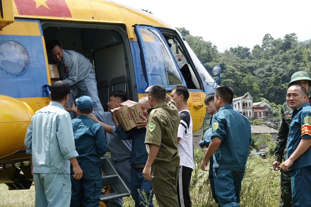 Trực thăng Không quân cất cánh bay tìm kiếm cứu nạn, chở hàng vào vùng lũ phía bắc - Ảnh 2.